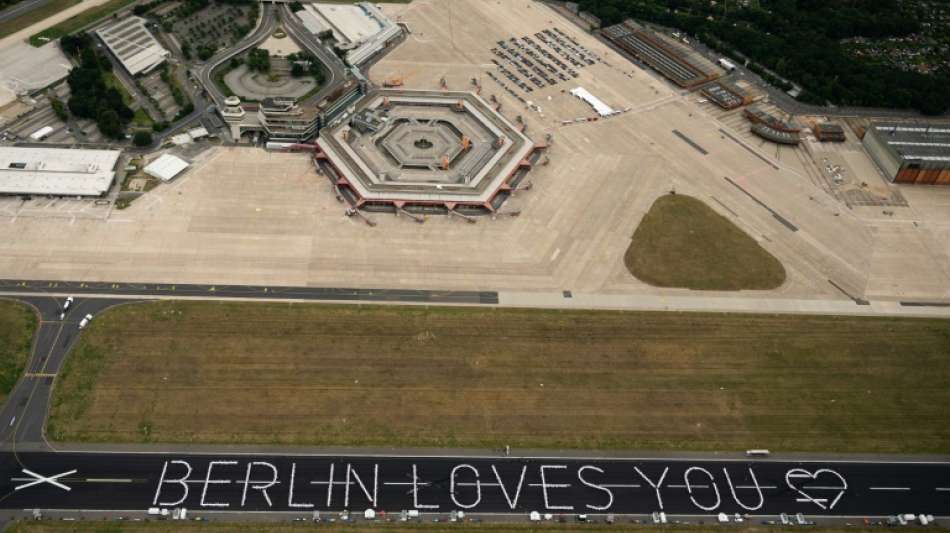 800 Meter lange Liebesbotschaft aus Dinner-Tischen am Berliner Flughafen Tegel
