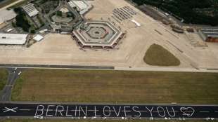 800 Meter lange Liebesbotschaft aus Dinner-Tischen am Berliner Flughafen Tegel