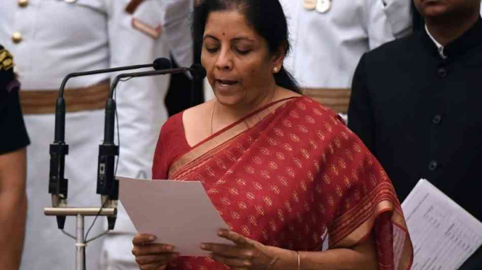 Internationales: Indien hat erstmals offiziell eine Verteidigungsministerin 