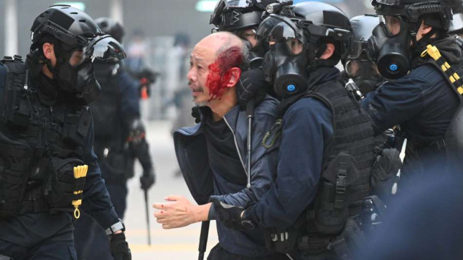 Demonstranten in Hongkong schlagen zwei Polizisten in Zivil blutig