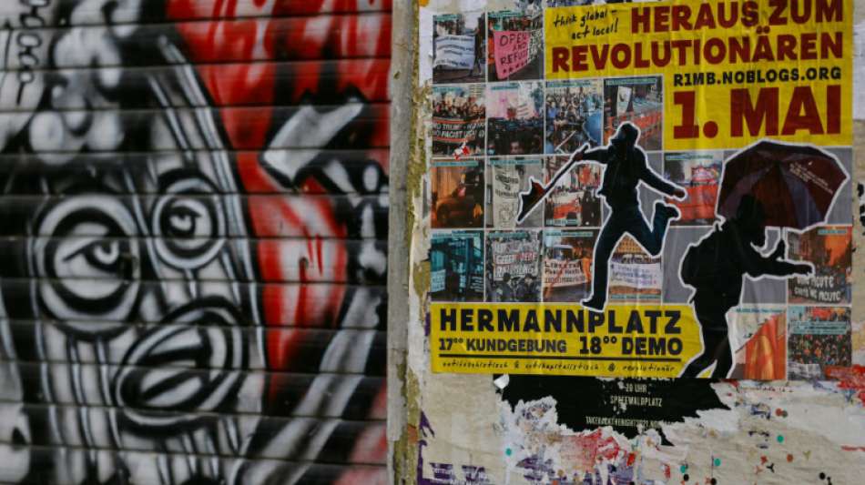 Linke und sogenannte Querdenker demonstrieren am Tag der Arbeit in Berlin