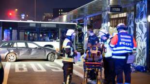Ein Toter und 23 Verletzte bei schwerem Busunfall in Wiesbaden