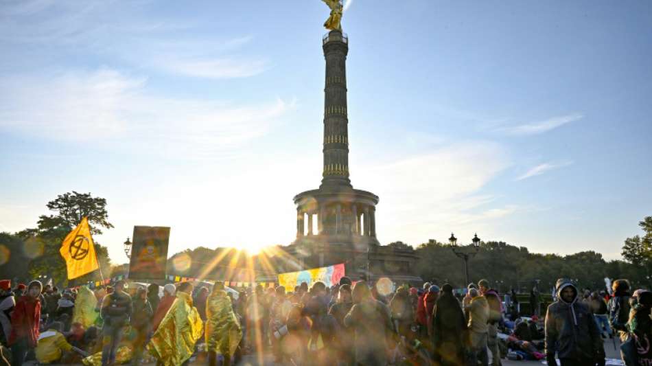 Klimaaktivisten von Extinction Rebellion protestieren mit Straßenblockaden