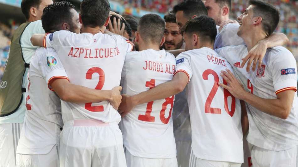 Nach kuriosem Eigentor: Erster Sieg bringt Spanien ins EM-Achtelfinale