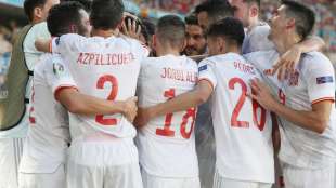 Nach kuriosem Eigentor: Erster Sieg bringt Spanien ins EM-Achtelfinale 