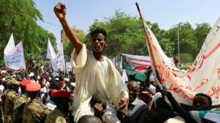 Tausende Sudanesen fordern Sturz der Regierung durch das Milit&auml;r