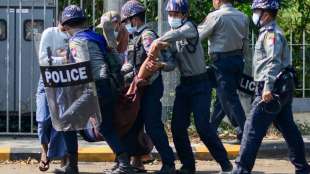 Menschen gehen siebten Tag in Folge in Myanmar gegen Milit&auml;r auf die Stra&szlig;e