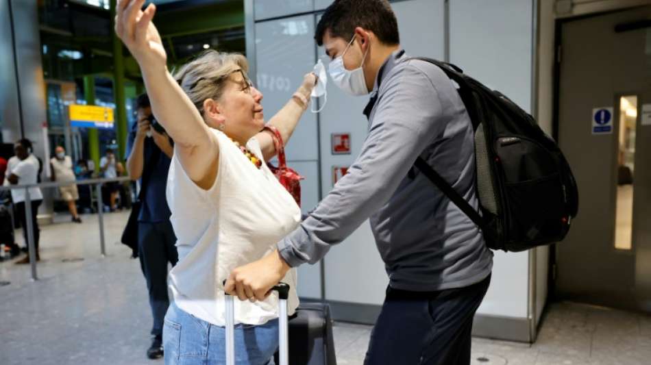 Emotionale Szenen am Flughafen Heathrow nach Ende der Quarant&auml;ne-Pflicht in England