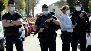 Macron besucht Angehörige von getöteter Polizeimitarbeiterin bei Paris