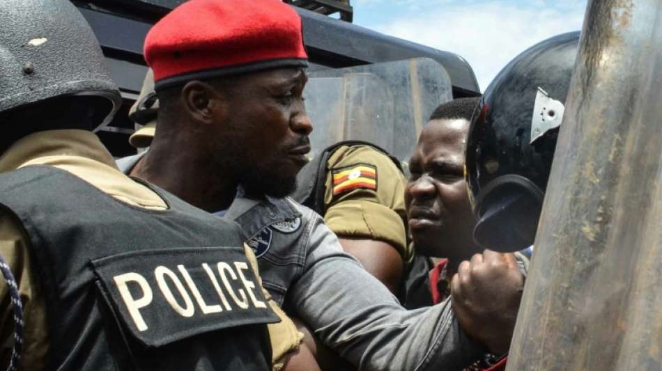 Ugandischer Oppositionspolitiker Bobi Wine erneut von Polizei festgenommen