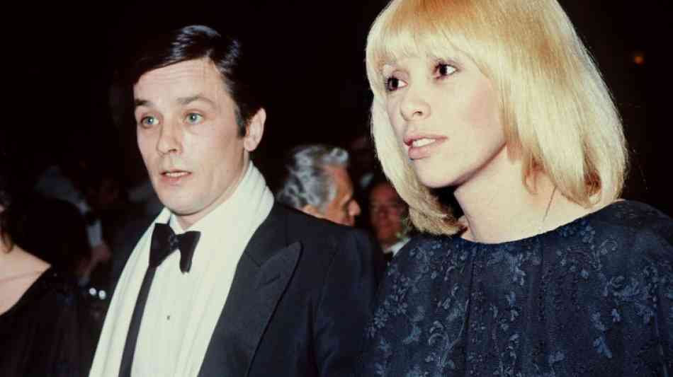 Alain Delon: Schauspielerin Darc (79