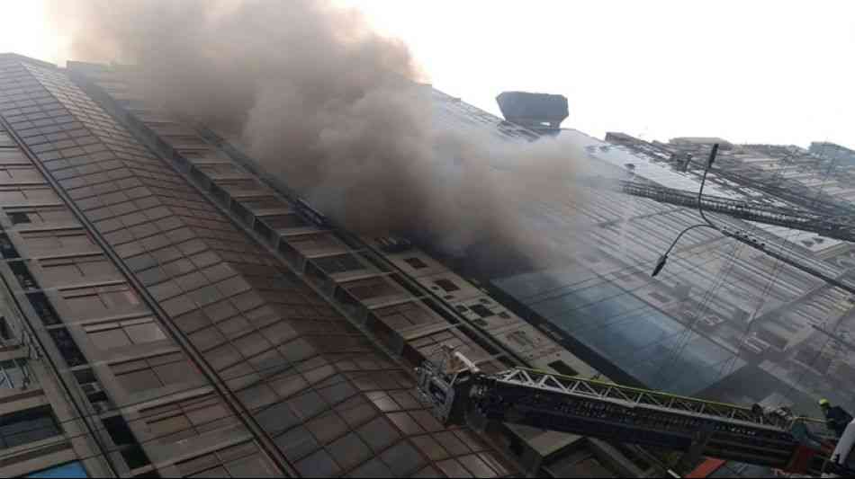 Behörden: Mindestens fünf Tote bei Brand in Büroturm in Dhaka