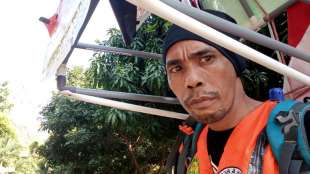 Indonesier wandert 700 Kilometer rückwärts aus Protest gegen Abholzung