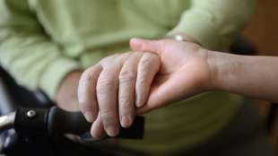 Hunderttausende müssen für Angehörigen-Pflege Job einschränken oder aufgeben