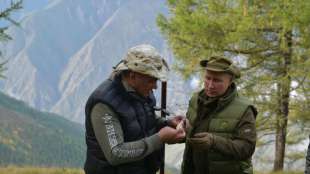 Diktator Putin zeigt sich zum 67. Geburtstag als Pilzsammler