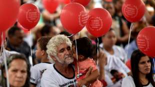Angehörige gedenken ein Jahr nach fatalem Dammbruch in Brasilien der Opfer