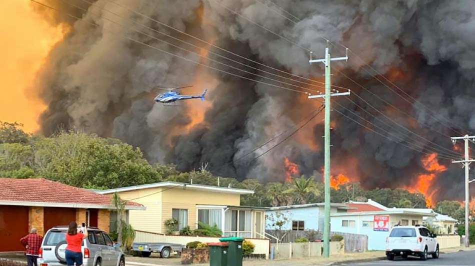 Außer Kontrolle geratene Buschfeuer halten australische Einsatzkräfte in Atem
