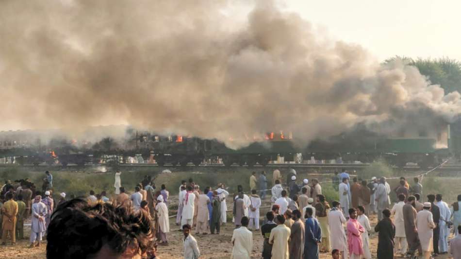 Mehr als 70 Tote bei Feuer in Zug in Pakistan