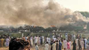 Mindestens 65 Tote bei Feuer in Zug in Pakistan