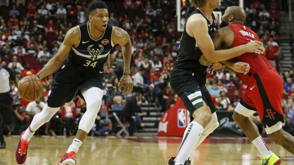 NBA: Antetokounmpo lässt gleich die Muskeln spielen