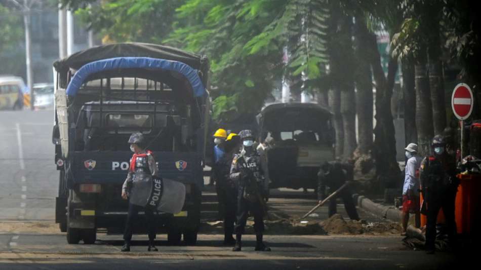 &Auml;rzte und Krankenschwestern protestieren gegen Gewalt der Junta in Myanmar