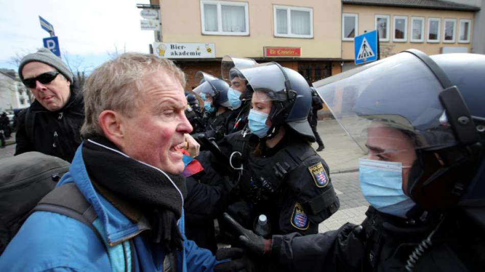 Zusammenst&ouml;&szlig;e zwischen Polizei und Demonstranten bei "Querdenken"-Demo in Kassel