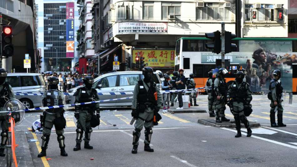 Hongkonger Polizist schießt vermummtem Demonstranten in die Brust