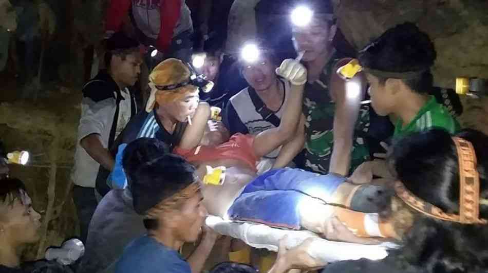 Dutzende Menschen bei Einsturz von Goldmine in Indonesien verschüttet