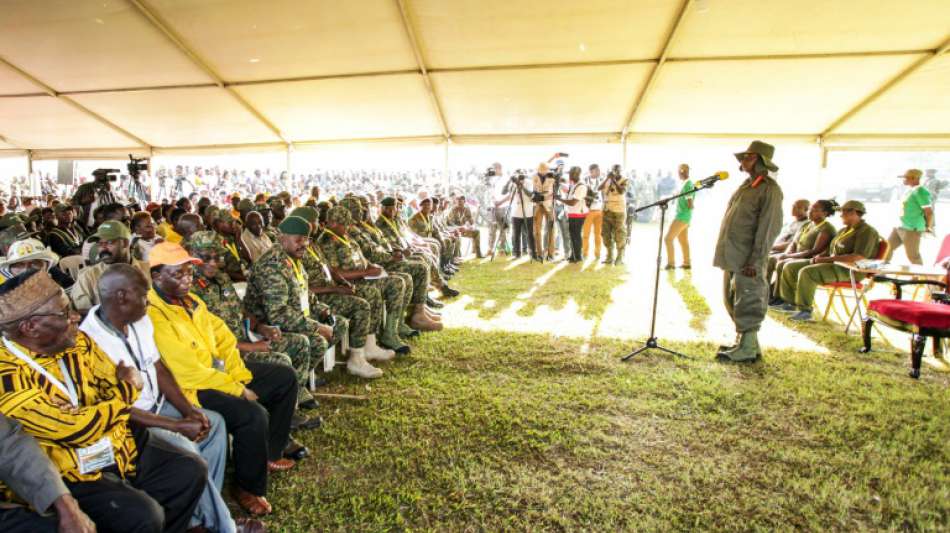 Ugandas Präsident beginnt umstrittenen Sechs-Tage-Marsch durch Dschungel