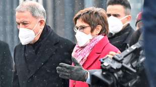 Kramp-Karrenbauer bezeichnet Treffen mit türkischem Kollegen als "gutes Signal"