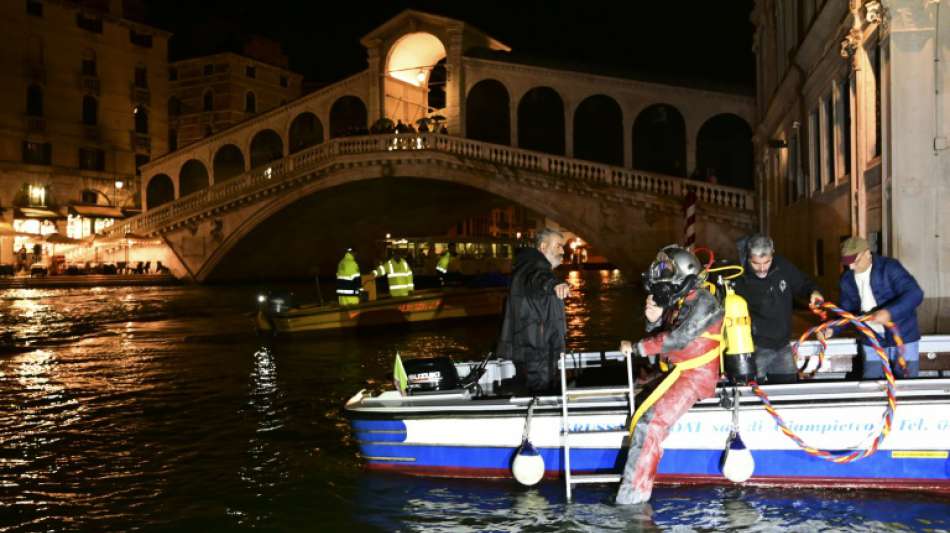 Gondolieri ziehen bei nächtlichem Taucheinsatz Müll aus Venedigs Kanälen