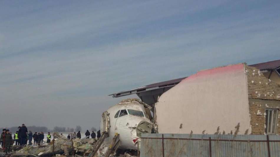 Zwölf Tote bei Absturz von Passagierflugzeug in Kasachstan