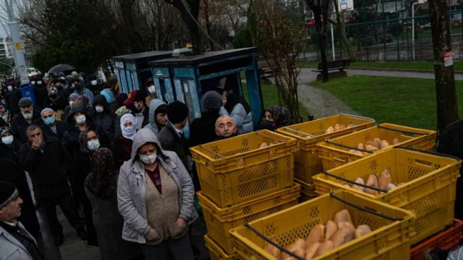 Lange Schlangen in der T&uuml;rkei vor den "Volksbrot"-Kiosken