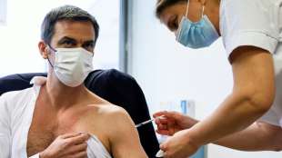 Frankreichs Gesundheitsminister mit Astrazeneca-Vakzin geimpft