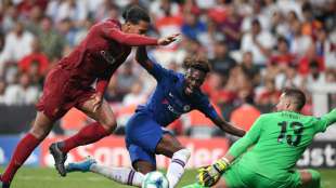 Knöchelverletzung: Fan grätscht Liverpool-Keeper Adrian ab 