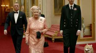 Schneiderin der Queen: Elizabeth bestand bei Bond-Inszenierung auf Sprechrolle