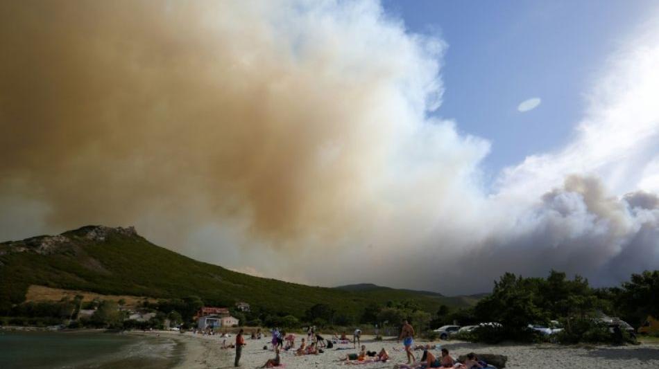 Internationales: Waldbrände wüten weiter auf Korsika