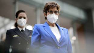 Kramp-Karrenbauer wirft Putin gezielte Provokationen im Ukraine-Konflikt vor