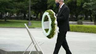 IOC-Chef Bach legt Kranz in Hiroshima nieder