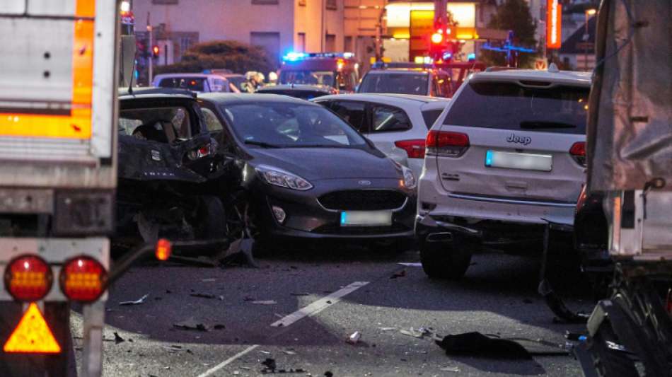 Mann kapert Lkw in Limburg und fährt auf mehrere Autos auf