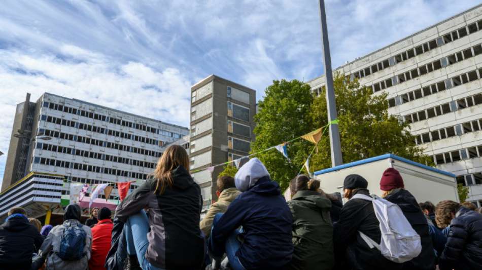 Klimaaktivisten schlagen hunderte Zelte vor Berliner Kanzleramt auf