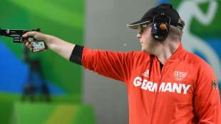 Sportschütze Reitz zielt mit der Luftpistole an Medaille vorbei