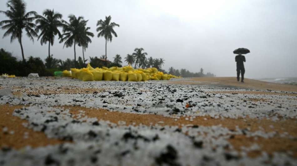 Bange Blicke auf sinkendes Containerschiff "X-Press Pearl" vor Sri Lanka