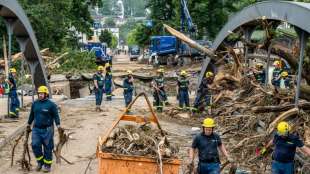 Lage in Hochwassergebieten stellt Helfer und Einsatzkr&auml;fte auf harte Probe