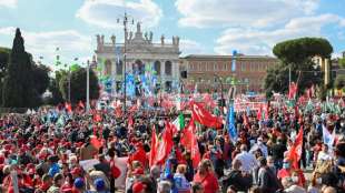 Zehntausende Italiener fordern Verbot von rechtsextremer Partei FN
