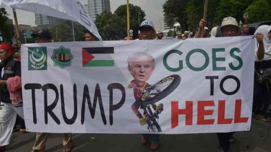 Zehntausende demonstrieren in Jakarta gegen Trump