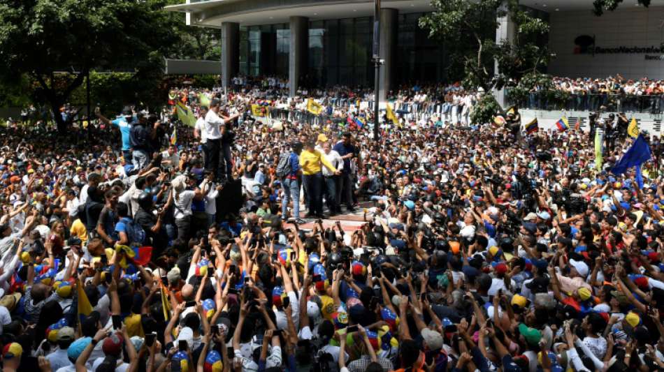 Tausende Guaidó-Anhänger protestieren gegen Venezuelas Staatschef Maduro