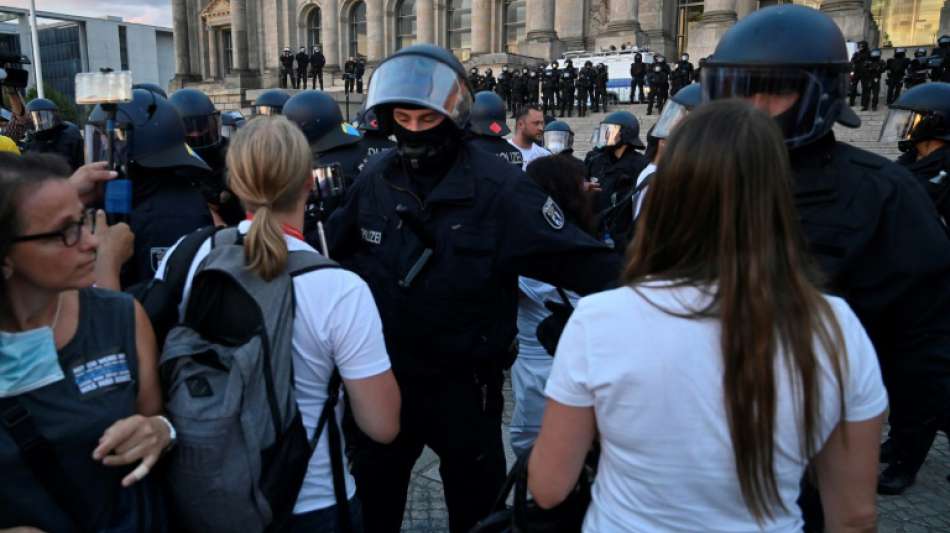 Bundesregierung verurteilt "schändliche Bilder" von Rechtsextremisten am Reichstag