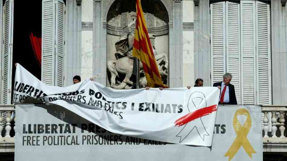 Regierung in Barcelona lenkt im Streit mit Madrid um Unabhängigkeitszeichen ein