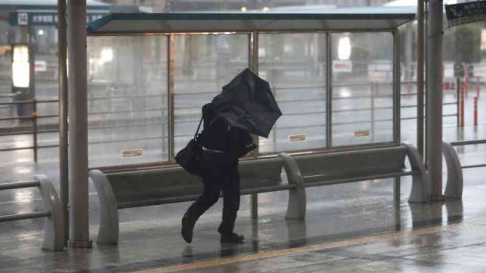 Behörden: Mindestens 45 Verletzte durch Taifun "Trami" in Japan